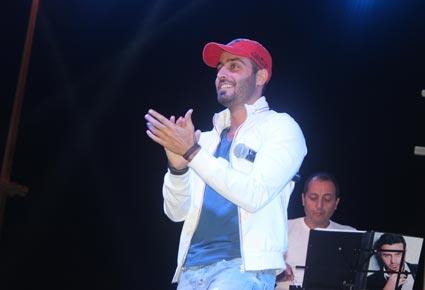 سعد رمضان يحدث ضجة في طرابلس ويخترق المسرح ب" فيراري"